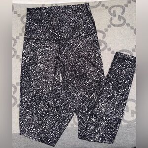 Lululemon Wunder Under Hi-Rise
Luxtreme Splatter White Black Print, size 4